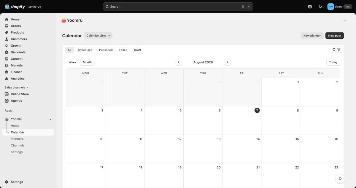 Yoomru calendar view showing upcoming and published posts across connected social channels